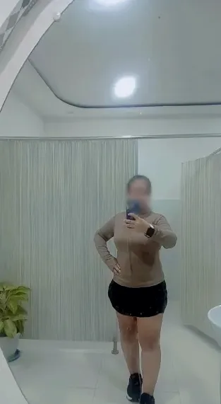 Ellie, 40